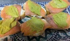 6 MONTADITOS SALMON AHUMADO, QUESO CREMA Y GUACAMOLE