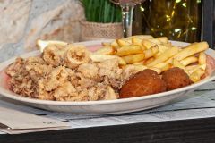 PL.C.-12.CALAMARES A LA ANDALUZA, PATATAS Y CROQUETAS