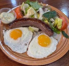 P.C.-7.BUTIFARRA DE PAGÉS, ENSALADA Y DOS HUEVOS