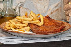 P.C.-3.ESCALOPA POLLO, ENSALADA Y HUEVO FRITO