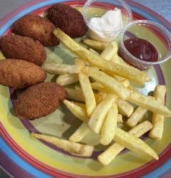PLATO INFANTIL 102-CROQUETAS POLLO CON PATATAS FRITAS
