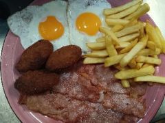 P.C.-8.OCHO LONCHAS BACON, DOS HUEVOS, PATATAS Y CROQUETAS