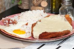 PL.C.-14.ESCALOPA DE POLLO AL ROQUEFORT, ARROZ SALTEADO CON JAMON Y HUEVO FRITO