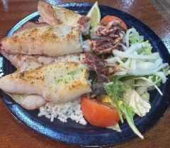 P.C.-9.CALAMARES A LA PLANCHA, ENSALADA Y ARROZ SALTEADO CON JAMON