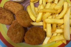 PLATO INFANTIL 104-NUGGETS DE POLLO CON PATATAS FRITAS