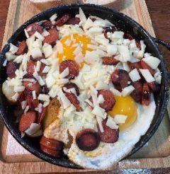 HUEVOS ROTOS CON CHISTORRA Y QUESO