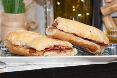 BAGUETTE LOMO, BACON Y QUESO