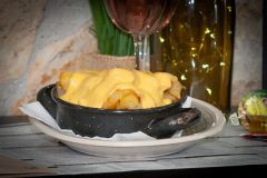 PATATAS LOKI (CON SALSA CHEDDAR ENCIMA)