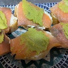 6 MONTADITOS SALMON AHUMADO, QUESO CREMA Y GUACAMOLE – imagen 1