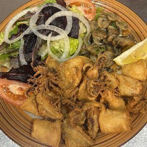 P.C.-5.CALAMARES A LA ANDALUZA, ENSALADA Y CHAMPIÑONES – imagen 1
