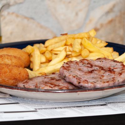 P.C.-4.DOS HAMBURGUESAS, CROQUETAS Y PATATAS FRITAS – imagen 1