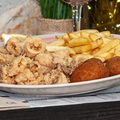 PL.C.-12.CALAMARES A LA ANDALUZA, PATATAS Y CROQUETAS – imagen 1