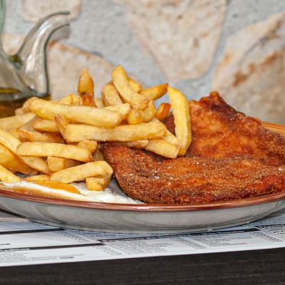 P.C.-3.ESCALOPA POLLO, ENSALADA Y HUEVO FRITO – imagen 1