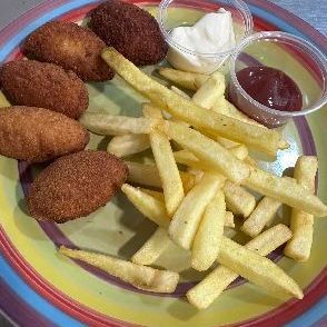 PLATO INFANTIL 102-CROQUETAS POLLO CON PATATAS FRITAS – imagen 1
