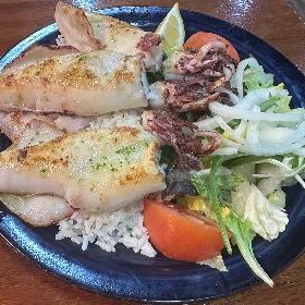 P.C.-9.CALAMARES A LA PLANCHA, ENSALADA Y ARROZ SALTEADO CON JAMON – imagen 1