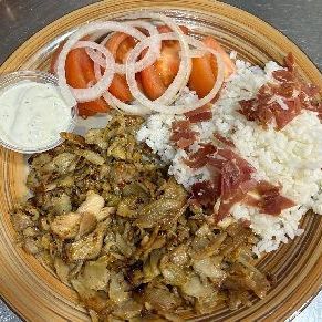 PL.C.-10.CARNE DE KEBAB, ARROZ SALTEADO CON JAMON, TOMATE LONCHA Y CEBOLLA CRUDA – imagen 1