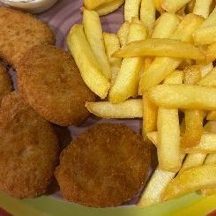 PLATO INFANTIL 104-NUGGETS DE POLLO CON PATATAS FRITAS – imagen 1
