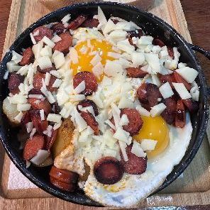 HUEVOS ROTOS CON CHISTORRA Y QUESO – imagen 1