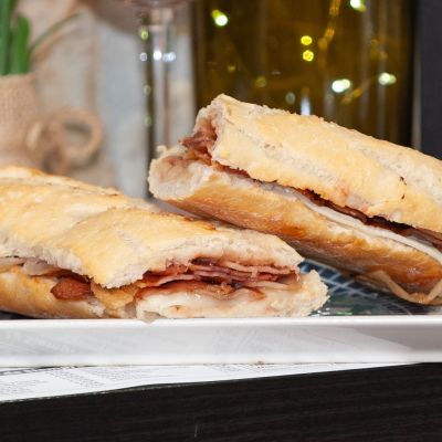 BAGUETTE LOMO, BACON Y QUESO – imagen 1