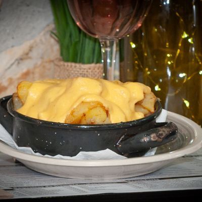 PATATAS LOKI (CON SALSA CHEDDAR ENCIMA) – imagen 1