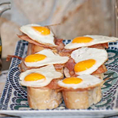 6 MONTADITOS HUEVOS CODORNIZ Y BACON – imagen 1